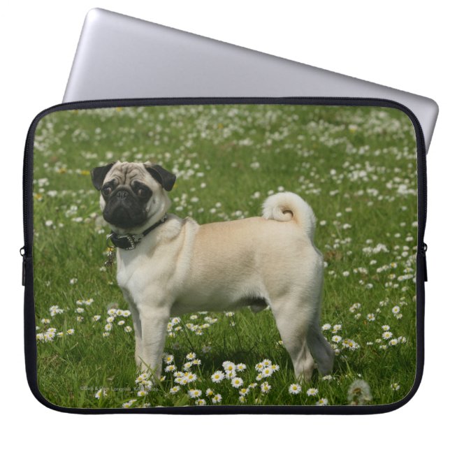 Pug som spelas i blommor laptop sleeve (Framsidan)
