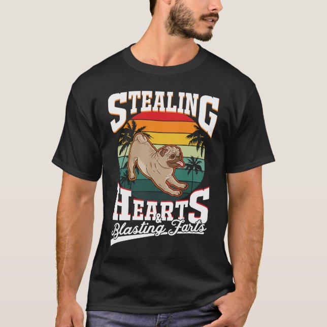 Pug Stealing hearts & blasting farts Valentine's D T Shirt (Framsida)