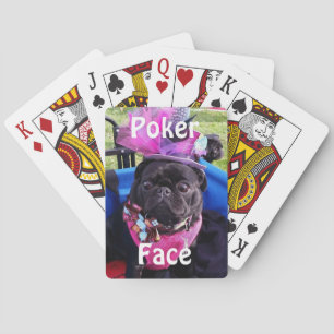 Puggy "pokeransikte" som leker kort kortlek