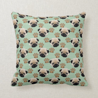 Pugs och tassar på gröna ränder kudde