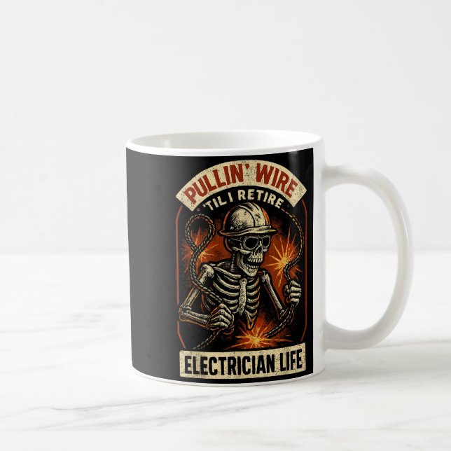 Pullin Wire Til I Retire Funny Electrician Lineman Kaffemugg (Höger)