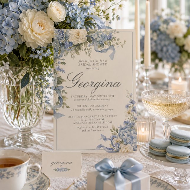 Pulverblå Hydrangea Elfenbensvit Monogram Bröllops Inbjudningar (Skapare uppladdad)