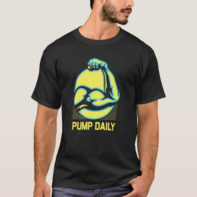 Pump Daily Funny Workout Humor Gym Fitness Positiv T Shirt (Framsida)