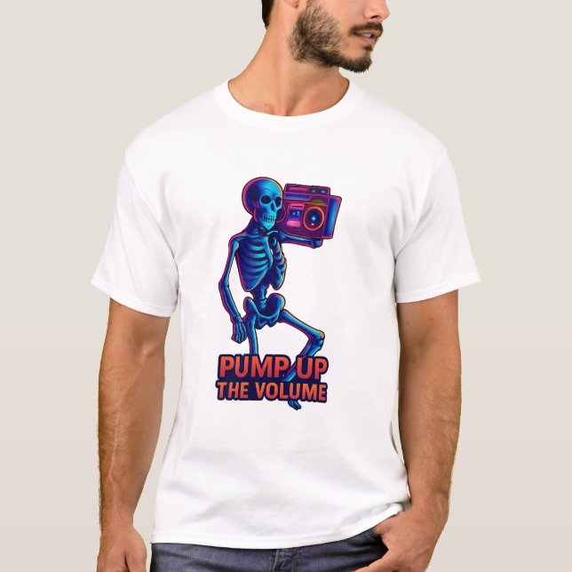 Pump Up the Volume – Neon Skeleton Boombox Vibes T Shirt (Framsida)