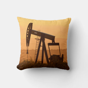 Pumpjack pumpar olja i västra Texas, USA Kudde