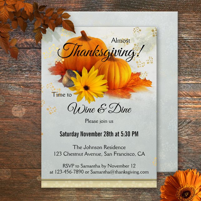Pumpkin Guld Thanksgiving Dinner Party-inbjudan Inbjudningar (Thanksgiving invitation featuring colorful pumpkins on a grey painted background with gold sparkles)