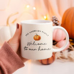 Pumpkin hösten välkommen till vår hemdekant mugg<br><div class="desc">Välkomna till vårt modernt skript,  höstpumpa hem-personligens hemdekorplan mugg.</div>