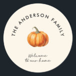 Pumpkin hösten välkommen till vår hemdekant runt klistermärke<br><div class="desc">Välkomna till vårt modernt skript,  höstpumpa hem-personligens hemdekorplan mugg.</div>