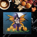 Pumpkin Patch Fairy Pussel<br><div class="desc">Kute Raven häckade en älvhäxa i lila sitta bland ett pumpplåster under ett fullt med sin lilla svarta katt.</div>