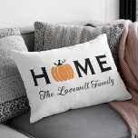 Pumpkin-Personligen för hemmakontoret Efternamnsfe Lumbarkudde<br><div class="desc">Välkomna gäster till ditt hem med en inbjudan till personligens lumbalrektangel dekorativ kudde. Den enkla och snyggt typografiutformningen har ordalydelsen "Home" med elegant anpassningsbar skripttext för din familj namn och en orange-skörd-pumpaccent. Innehåller ett svart,  vitt,  orange och grönt färg-schema.</div>