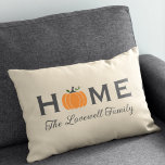 Pumpkin-Personligen för hemmakontoret Efternamnsfe Lumbarkudde<br><div class="desc">Välkomna gäster till ditt hem med en inbjudan till personligens lumbalrektangel dekorativ kudde. Den enkla och snyggt typografiutformningen har ordalydelsen "Home" med elegant anpassningsbar skripttext för din familj namn och en orange-skörd-pumpaccent. Omfattar ett system för neutralt,  kol-grått,  vitt och grönt färg.</div>