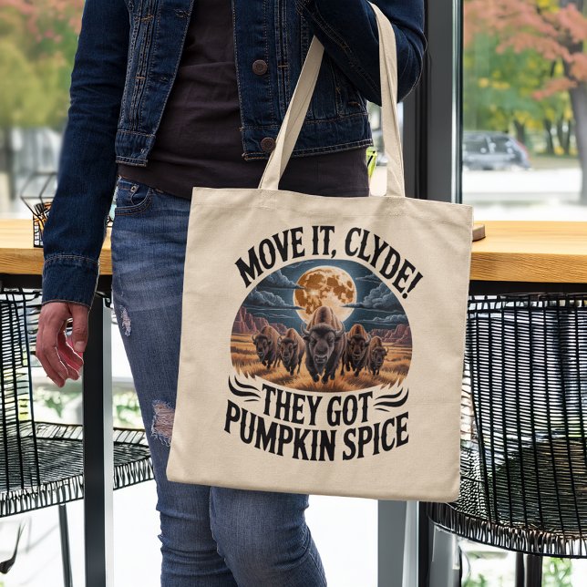 Pumpkin Spice Coffee Funny Bison Stampede Tygkasse (woman in a coffee shop holding funny pumpkin spice humor tote bag)