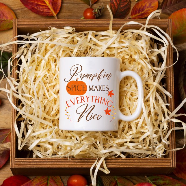 Pumpkin Spice gör allt bra Två-Tonad Mugg (Pumpkin Spice Makes Everything Nice Mug Mockup.)