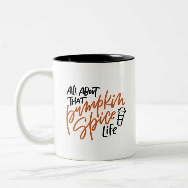 Pumpkin Spice Life Hand Lettered Två-Tonad Mugg (Vänster)