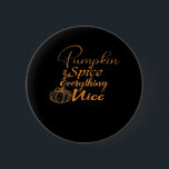 Pumpkin Spice och allt fint klassiskt Knapp<br><div class="desc">Den här klassiska pumpkryddkonstruktionen går aldrig ut ur stil utan tids och mysigt. Underbar för att lägga sig i fallet.</div>
