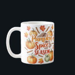 Pumpkin Spice Season Mugg<br><div class="desc">Ta med arom till kaffebrytningen med den här Pumpkin Spice Season-designen mugg. Snyggt,  handskriven text i fetstil och rustiskt röd orange,  omgiven av vattenfärgspumpor,  kanel,  löv och en mysigt illustration av scarf. En måste ha höst mugg för pumpkrydda älskare.</div>