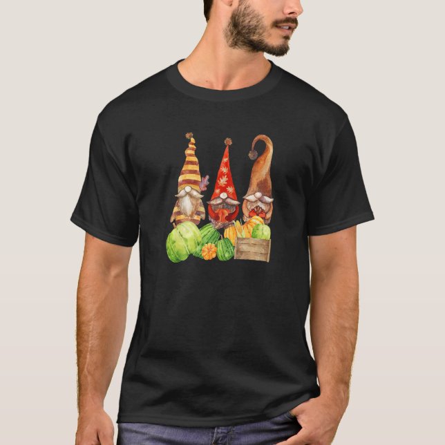 Pumpkins Lycklig Fall Autumn Nordic Gnomes Holding T Shirt (Framsida)