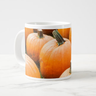 Pumpor för försäljning på en jordbrukares marknad jumbo mugg