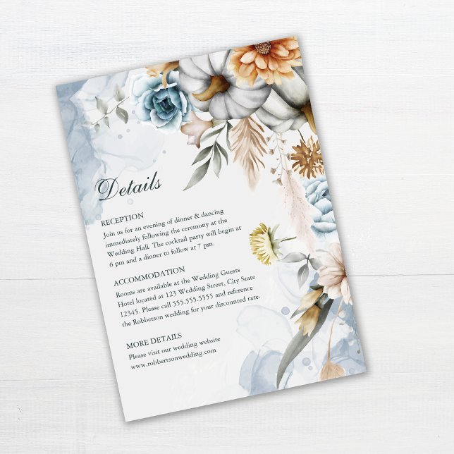 Pumpor med Wildblommor Bröllop-informationskort Inbjudningar (Pumpkins with Wildflowers Wedding Details Card on wooden table.)