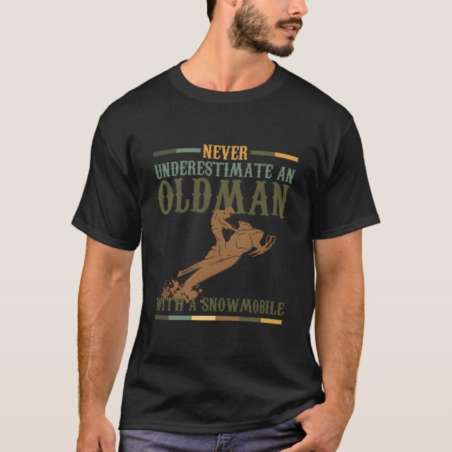 Pun Never Underestimate An Old With A Snowmobile T Shirt (Framsida)