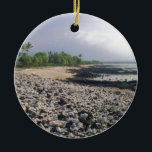 Punalu u Black Sand Beach Hawaii Big Island Julgransprydnad Keramik<br><div class="desc">Big Island of Hawaii-resefoterna gör vackra keepsakégåvor. ⭐ PERSONALISERA den här mallen med teckningen. ⭐ REDIGERA det ytterligare om du vill göra fler ändringar. ⭐ Överför den här designen till valfri produkt. Besök alla mina butiker på bit.ly/SandyspiderStores (klipp ut och klistra in).</div>
