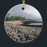 Punalu u Black Sand Beach Hawaii Big Island Julgransprydnad Keramik<br><div class="desc">Big Island of Hawaii-resefoterna gör vackra keepsakégåvor. ⭐ PERSONALISERA den här mallen med teckningen. ⭐ REDIGERA det ytterligare om du vill göra fler ändringar. ⭐ Överför den här designen till valfri produkt. Besök alla mina butiker på bit.ly/SandyspiderStores (klipp ut och klistra in).</div>