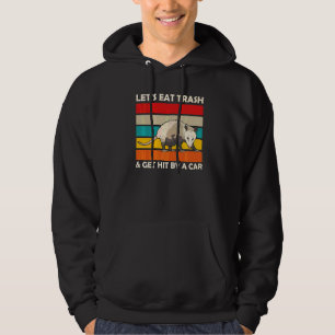 Pungdjur Äter Skräp Och Blir Påkörd Av Bil Retro V Hoodie