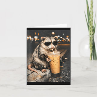 Pungdjur Dricker Iced Coffee Roligt Djur Meme Män Kort