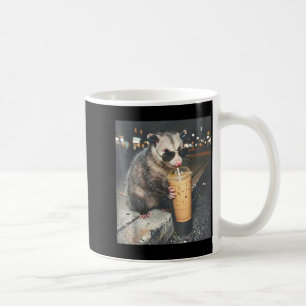 Pungdjur dricker iskaffe rolig djur meme kaffemugg