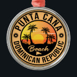 Punta Cana Dominican Beach Vintage Retro Julgransprydnad Metall<br><div class="desc">Punta Cana Dominikanska republikens konstruktion i Vintage resor stil,  som har ett handflatan träd på stranden med hav och himlar.</div>