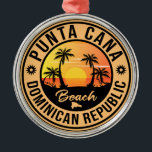 Punta Cana Dominican Beach Vintage Retro Julgransprydnad Metall<br><div class="desc">Punta Cana Dominikanska republikens konstruktion i Vintage resor stil,  som har ett handflatan träd på stranden med hav och himlar.</div>