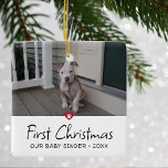 Puppies första julfoto julgransprydnad keramik<br><div class="desc">Puppies Första julen-helgdag är prydnadsföremål. Utforma framtiden för ditt favoritfoto,  din dekorativa dekorativa dekorativa dekorationsutskrift med ursparat hjärta i rött och vismiskt tryck.</div>