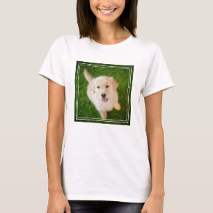 Puppy av guldfärgad riddare på gräs t shirt