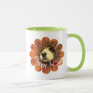 Puppy Kärlek Peeking ut ur en blomma Mugg