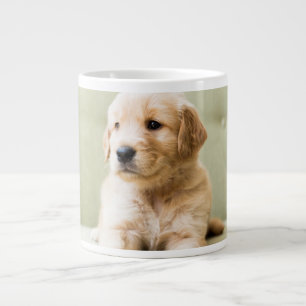 Puppy till Golden Retriever på soffan Jumbo Mugg