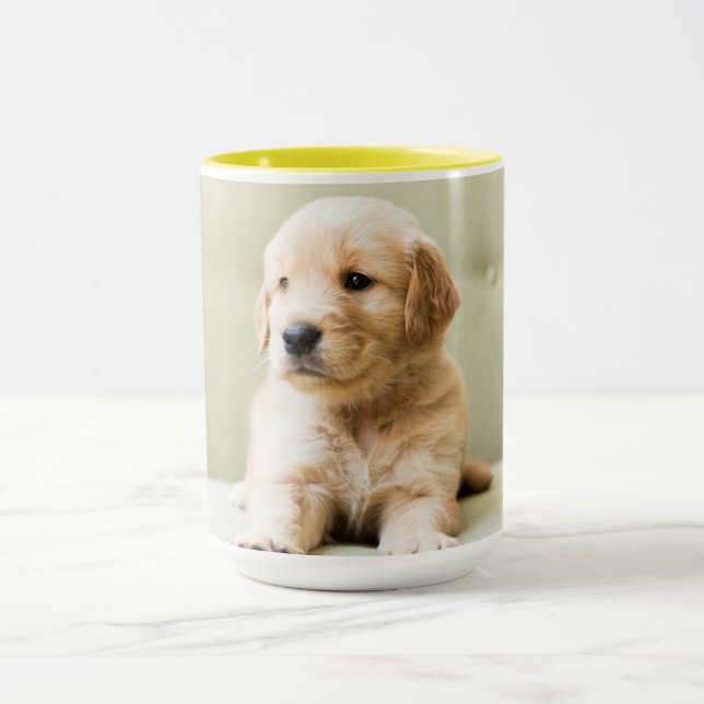 Puppy till Golden Retriever på soffan Mugg (Center)