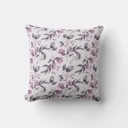 Purple flowers on a throw pillow kudde