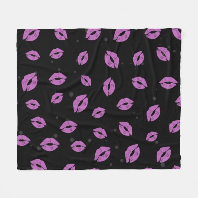 Purple Lipstick Kisses on Black Background Pattern Fleecefilt (Framsidan (Horisontell))