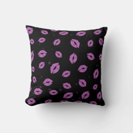 Purple Lipstick Kisses on Black Background Pattern Kudde