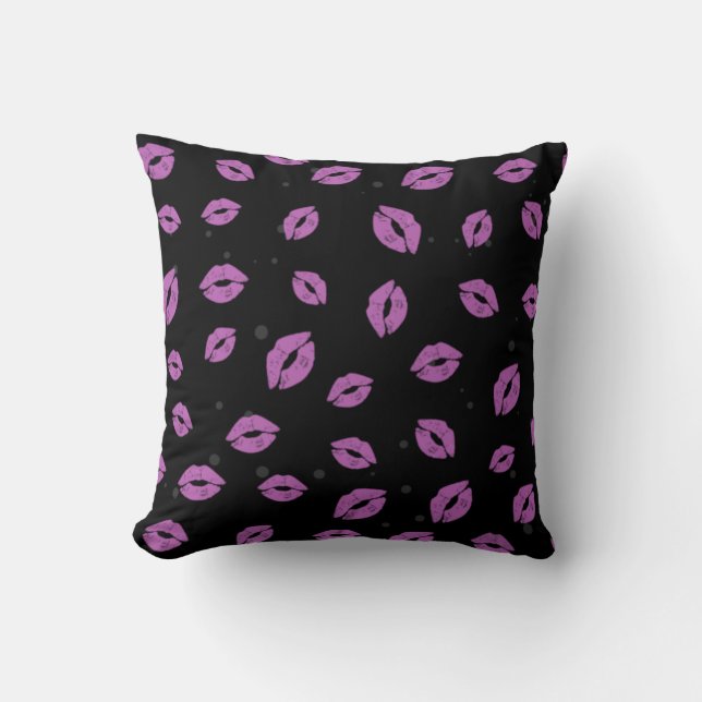 Purple Lipstick Kisses on Black Background Pattern Kudde (Framsida)