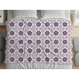 Purple, white and gray geometric mandala pattern fleecefilt
