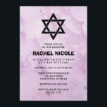 Purpurfärgad bat mitzvah vattenfärgLook för Inbjudningar<br><div class="desc">Dessa härliga bat mitzvah inbjudningar presenterar trendiget och den populära vattenfärglooken. Nätt stänk av lavendel färgar bakgrunden. Den moderna texten och davidsstjärnan är i svart.</div>
