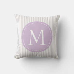 Purpurfärgad beställnings- Monogram för grått- och Kudde