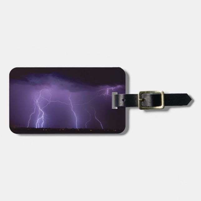 Purpurfärgad blixt i en storm för nattökenåska bagagebricka (Horisontell Framsida)