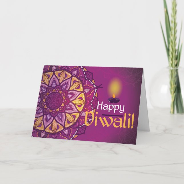 Purpurfärgad dekorativ rangoli för lycklig diwali kort (Framsida)