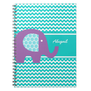 Purpurfärgad elefant på anteckningsbok med spiral