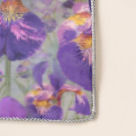 Purpurfärgad Irisblommönster Sjal<br><div class="desc">Denna purpurfärgade ska irisscarf tillfogar ett stänk av färg till vår dräkt. Ha på sig den i stil! Designat vid berömd konstnär©Tim Coffey för värld.</div>