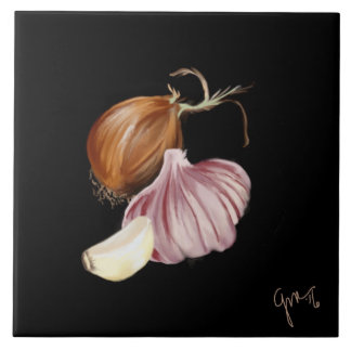 Purpurfärgad lök och vitlök kakelplatta