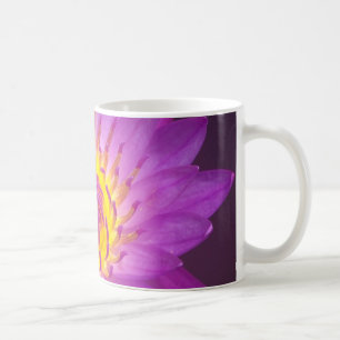 Purpurfärgad lotusblommablomma kaffemugg