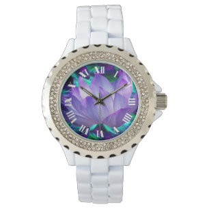 Purpurfärgad lotusblommablomma och dess menande armbandsur